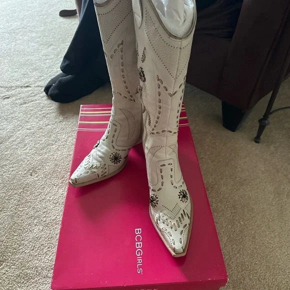 Women's White Embroidered Western Boots - Picture 2 of 11